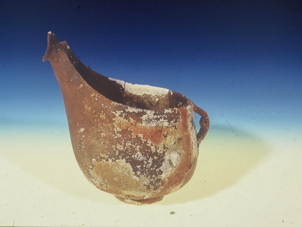 The Early Bronze Age shipwreck at Dokos (2200 BC) - Early Helladic bottle - Photos: Kyle Jachney, Nikos Tsouchlos, Kostas Xenikakis
